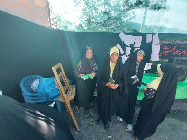 خدمت‌رسانی پیشتازان و خبرنگاران دانش‌آموزی در موکب عشاق‌الحسین گاوازنگ