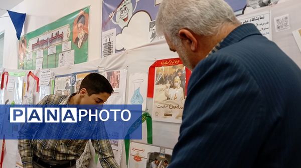 افتتاحیه نمایشگاه مدرسه انقلاب در دبیرستان شهید سلیمانی