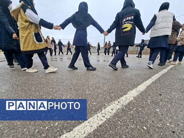 جلوه زیبای باران زمستانی در دبیرستان سبحان و مائده شلیل