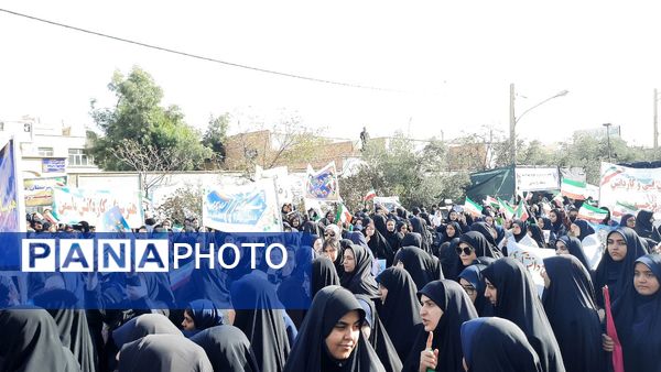 راهپیمایی پرشور دانش آموزان ساوجی در یوم الله ۱۳ آبان