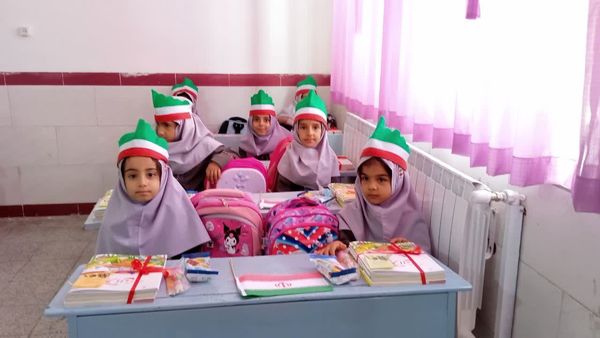 نوگلان کلاس اولی روستای فدافن ، اولین روز مدرسه را جشن گرفتند