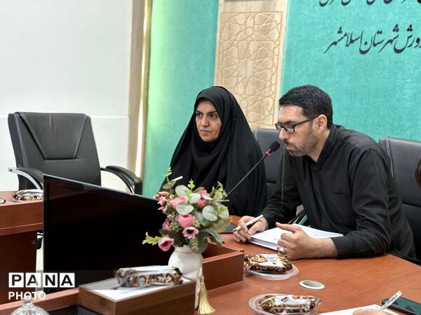 نشست هماهنگی مراسم استانی «احلی من العسل» در اسلامشهر