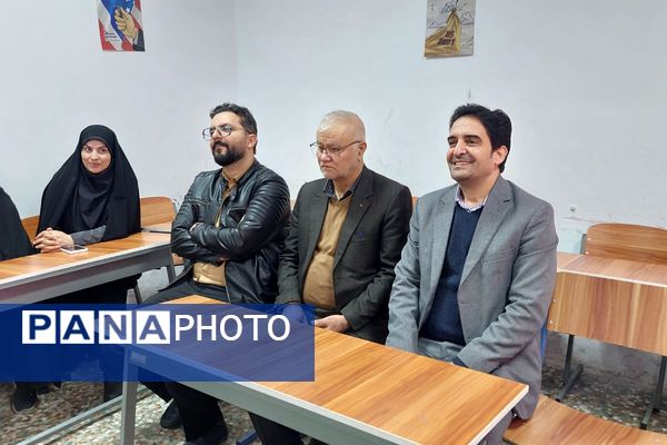 افتتاحیه نمایشگاه «مدرسه انقلاب» در مدرسه شهید شرافت بهارستان‌دو