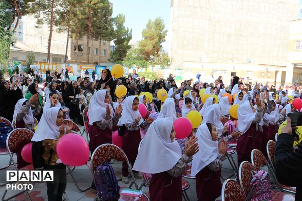 جشن شکوفه‌ها در بجنورد با نواخته‌شدن زنگ مهر و آغاز سال تحصیلی کلاس اولی‌ها