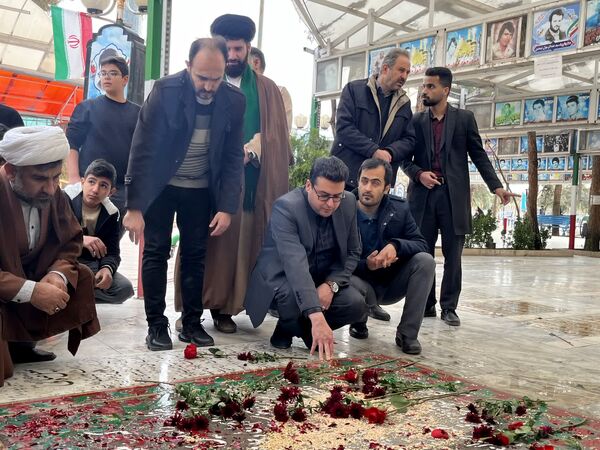 غبارروبی گلزار شهدای قم به‌مناسبت هفته کانون‌های فرهنگی تربیتی