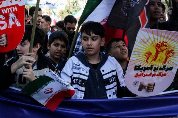حضور پرشور دانش آموزان زنجانی در راهپیمایی ۱۳ آبان