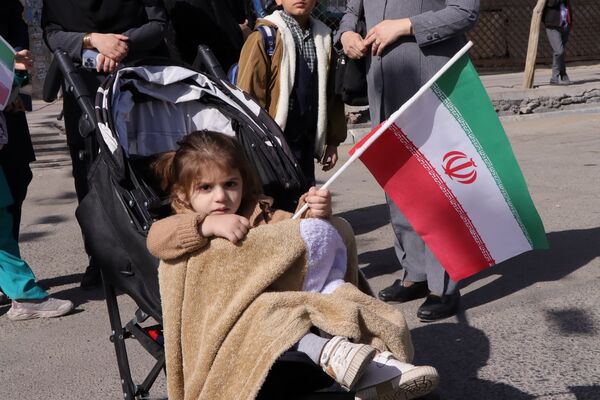 حضور پرشور دانش‌آموزان و مسئولین در راهپیمایی ۱۳ آبان در ناحیه یک بهارستان