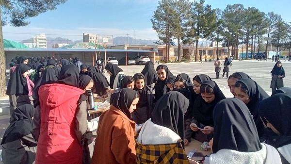 بازارچه‌‌ دانش‌آموزی در‌ دبیرستان‌ نمونه‌ اندیشه‌ کاشمر