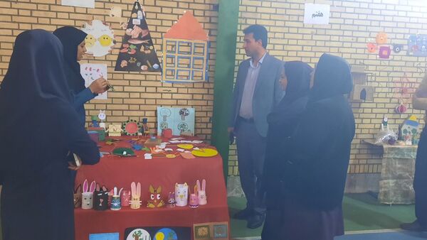 بازدید مدیر آموزش و ‌پرورش حاجی‌آباد از نمایشگاه خلاقیت‌های دانش‌آموزی دبستان استقلال  