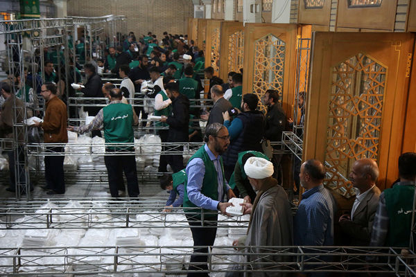 ضیافت افطاری ۲۵ هزار نفری حرم بانوی کرامت در شب میلاد کریم اهل بیت (ع)