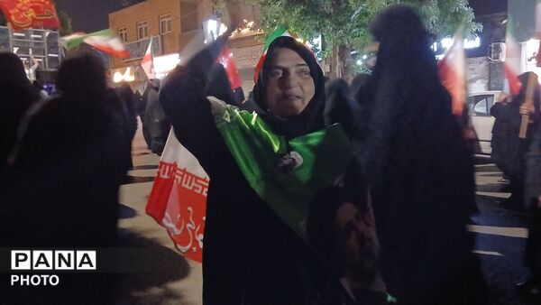امشب نهاوندی ها پرچم ایران را به اهتزاز در آوردند