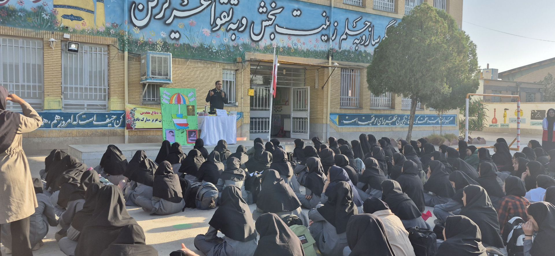 گرامیداشت هفته پدافند غیرعامل در مدرسه زنده جانی شهرستان کاشمر 