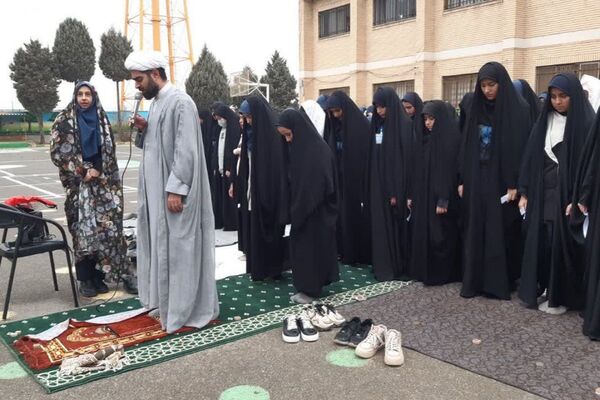  نماز باران در مدرسه جنت با حضور جمعی دانش‌آموزان