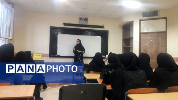 جلسه هدایت تحصیلی دبیرستان دخترانه حضرت زینب(س) کاشمر