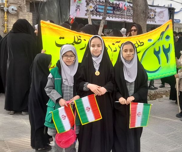 حضور پرشور دانش آموزان ابرکوه در راهپیمایی ۲۲ بهمن