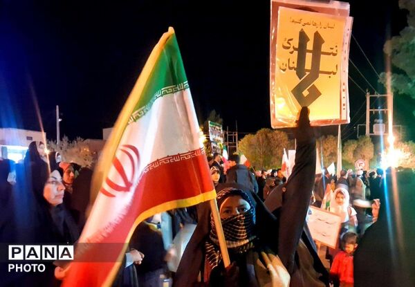 پیشگامان نمایش شور میهن دوستی در تجمعات شبانه 