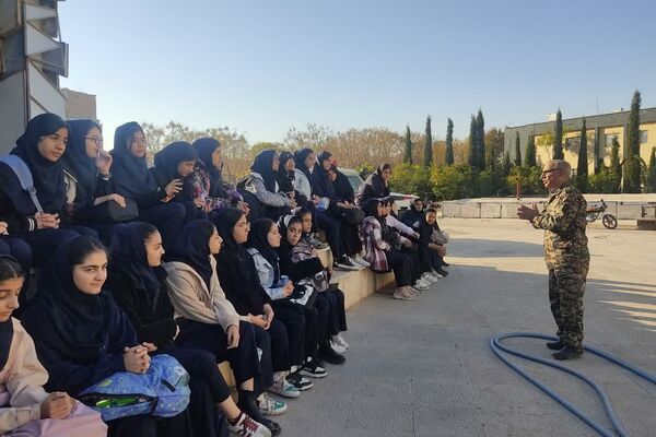 اردوی آمادگی و دفاعی دانش‌آموزان پایه نهم مدرسه فرشتگان در موزه دفاع مقدس