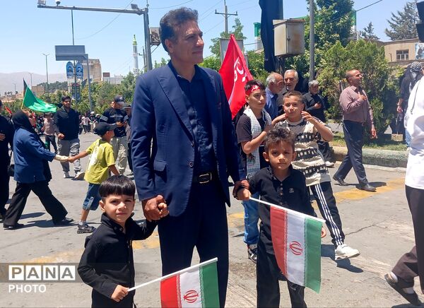  برافراشته شدن پرچم های «یالثارات‌الحسین» بر دوش عزاداران حسینی کامیاران