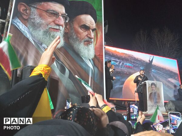 پیمان دوباره با رهبری با نوای رسای مهدی رسولی در آیین تجدید بیعت 