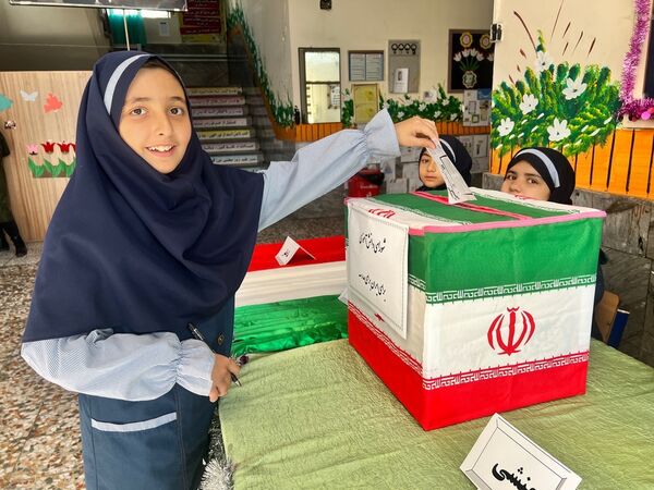 بیست و هفتمین‌ انتخابات شورای دانش‌آموزی دبستان دخترانه المهدی ناحیه 2 کرج