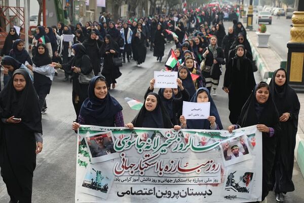 حضور پرشکوه دانش‌آموزان کهریزک و باقرشهر در راهپیمایی ۱۳ آبان
