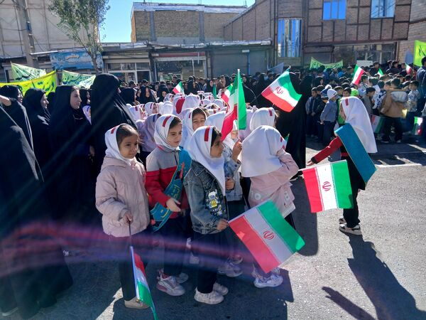 حضور پرشور فرهنگیان و دانش‌آموزان چاراویماق در یوم‌الله  ۱۳ آبان