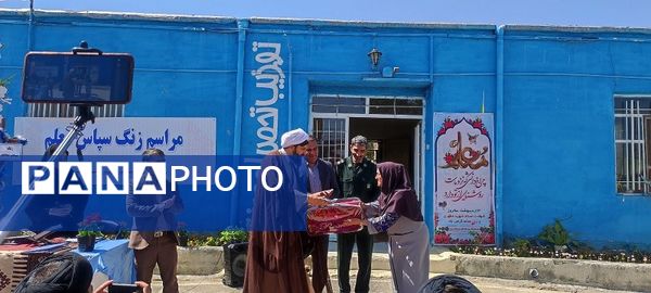 نواختن زنگ سپاس معلم در دبیرستان عشایری شبانه‌روزی خاتم الانبیا در روستای حسین آباد شهرستان شیروان