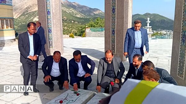 غبار رویی گلزار شهدا با حضور معاون پرورشی و فرهنگی ورزات آموزش و پرورش در یاسوج 