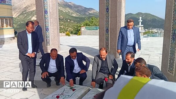 غبار رویی گلزار شهدا با حضور معاون پرورشی و فرهنگی ورزات آموزش و پرورش در یاسوج 