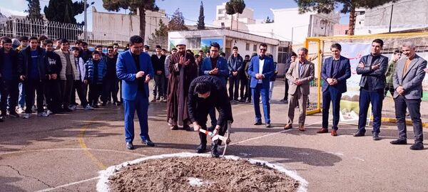 جشن انقلاب و کلنگ زنی زمین چمن دبیرستان شاهد امام حسین (ع)