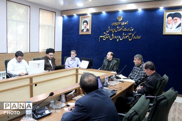 نشست شورای اندیشه‌ورز سازمان دانش‌آموزی استان قم