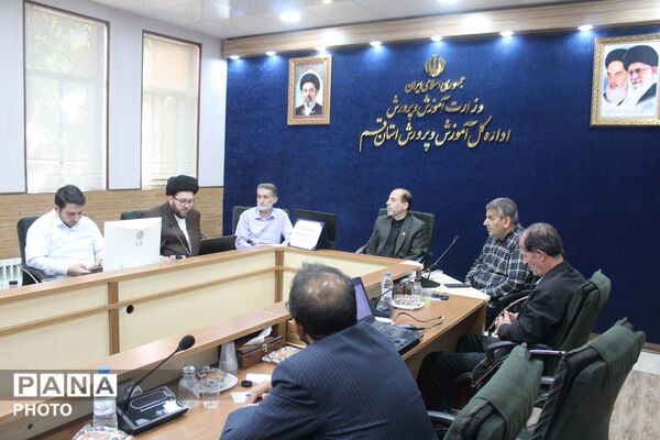 نشست شورای اندیشه‌ورز سازمان دانش‌آموزی استان قم