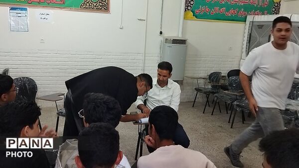 تحویل کتاب های درسی به دانش آموزان در دبیرستان شاهد ابوذر غفاری نیشابور 