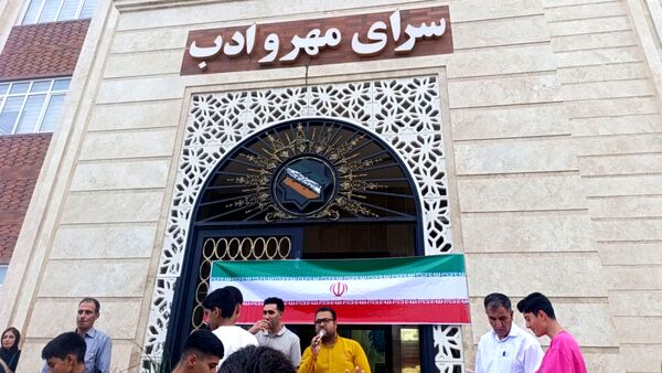 تجلیل‌ از دانش آموزان برتر دبیرستان پسرانه آوینی ۲ در سرای مهر و ادب 