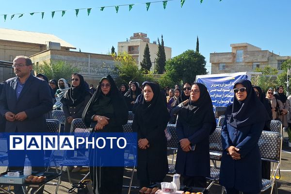 آیین نواختن زنگ مدرسه با شروع سال تحصیلی جدید 