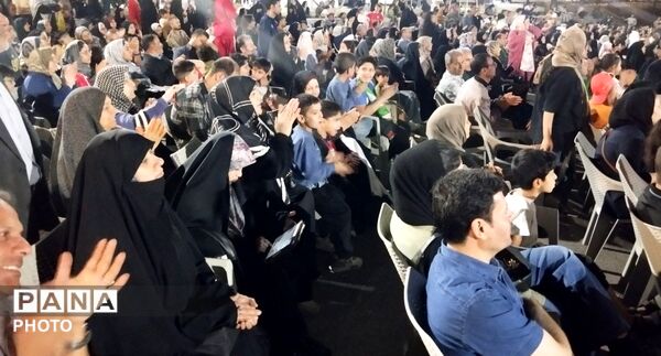 پیوند عشق و ایمان در دلِ جمعیت 