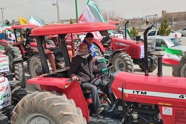 رژه تراکتورسواران کبودراهنگ در حمایت از نیرو‌های مسلح