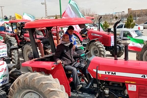 رژه تراکتورسواران کبودراهنگ در حمایت از نیرو‌های مسلح