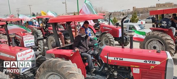 رژه تراکتورسواران کبودراهنگ در حمایت از نیرو‌های مسلح