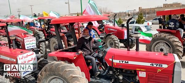 رژه تراکتورسواران کبودراهنگ در حمایت از نیرو‌های مسلح