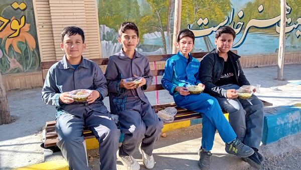 طبخ آش نذری به‌مناسبت شهادت حضرت فاطمه(س) در آموزشگاه مولوی کمیجان