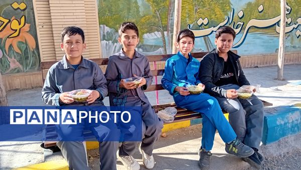 طبخ آش نذری به‌مناسبت شهادت حضرت فاطمه(س) در آموزشگاه مولوی کمیجان