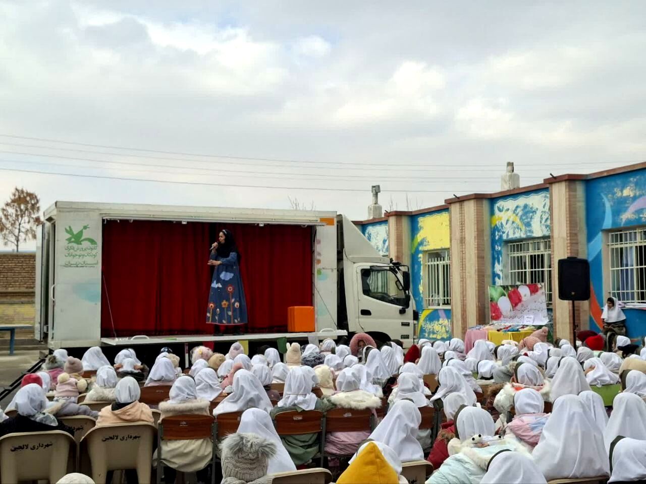 تماشاخانه سیار جشنواره، مدارس لالجین را به صحنه اجرا تبدیل کرد