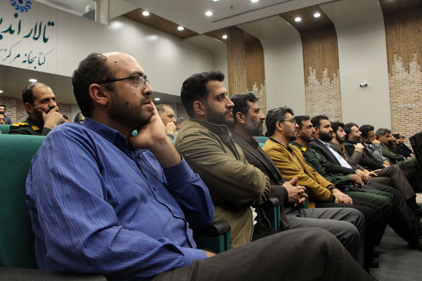 نشست بررسی کتاب همسفر آتش و برف یزد