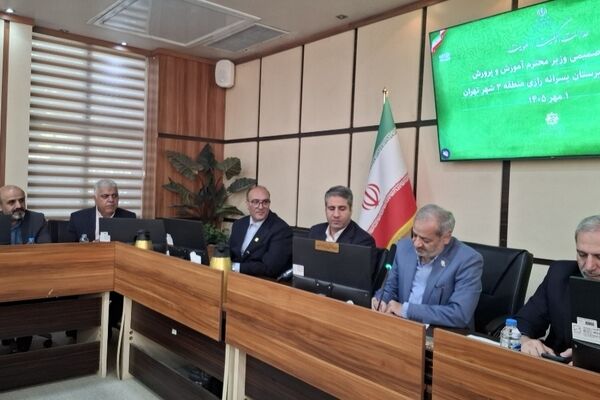 نشست صمیمی وزیر آموزش‌ و پرورش با معلمان دبیرستان رازی