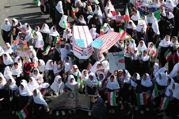حضور پرشور دانش‌آموزان فشافویه در راهپیمایی ۱۳ آبان