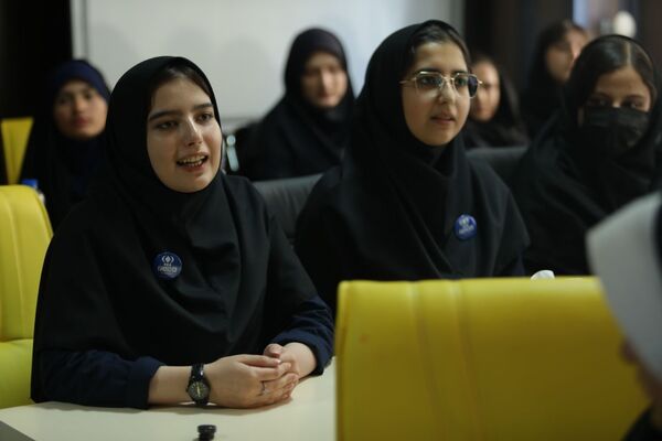 نشست صمیمی دانش‏‌آموز خبرنگاران و نمایندگان مجلس دانش‌آموزی آذربایجان شرقی با علی فلاحتکار