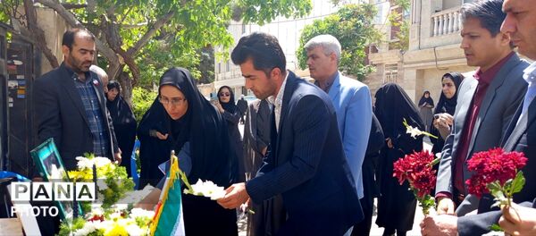 معلم شهید، آبروی محله 