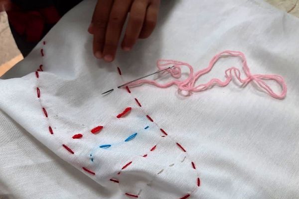 وقتی معلم، خیاط می‌شود