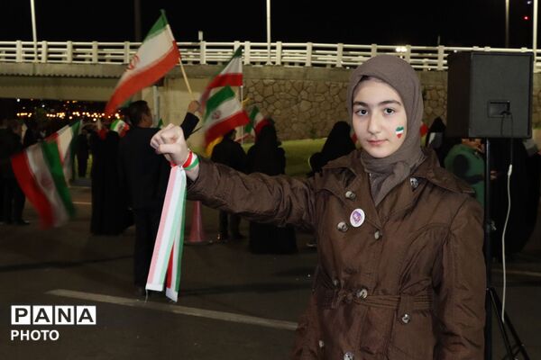 پرچمی که زمین نگذاشتند